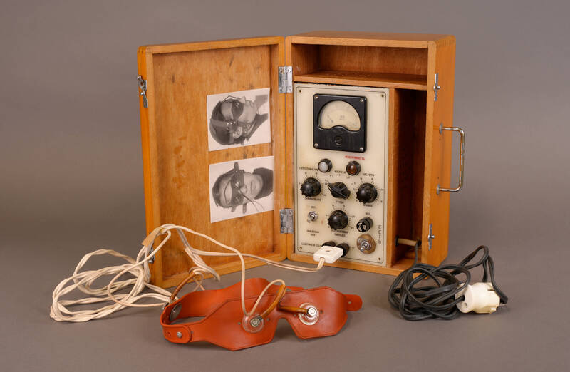 Portable electronic device for treating sleep disorders